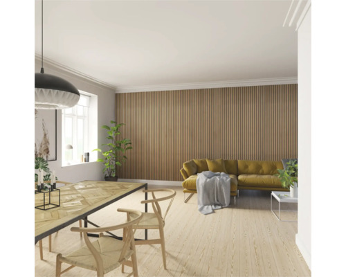 Obývacia izba s drevenými stenovými panelmi, jedálenským stolom a pohovkou