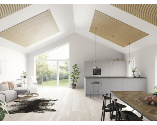 Svetlá obývacia izba s otvorenou kuchyňou, drevené ozdobné panely na strope a veľké okná.