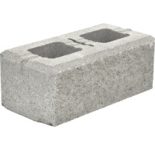 Sivý betónový blok s dvoma otvormi.