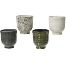 Štyri keramické hrnčeky s rôznymi vzormi a prevedeniami