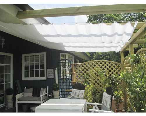 Terasa so slnečnou plachtou, záhradným nábytkom a dreveným plotom