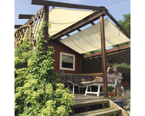 Záhradný altánok s tienením, rastlinami a záhradným nábytkom na drevenej terase