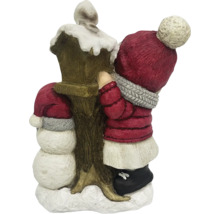 Dekoratívny vianočný kúsok so snehuliakom a dieťaťom pri lampáši