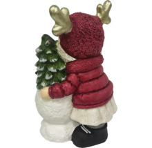 Dekoratívna figúrka soba objíma vianočný stromček.