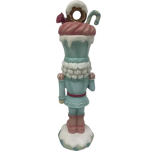 Sladký luskáčik s dekoráciou zo sladkostí