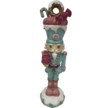 Dekoratívna figúrka luskáčika s cukrovinkami pre vianočnú sviatočnú atmosféru