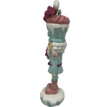 Dekoratívny luskáčik s klobúkom zo sladkostí na slávnostné dekorácie