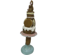 Dekoratívny etažér na torty s figúrkou medvedíka pre slávnostné príležitosti