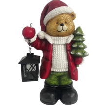 Macko ako vianočná dekorácia s lampášom a vianočným stromčekom