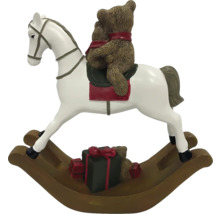 Dekoratívna figúrka hojdacieho koňa s medvedíkom a darčekmi