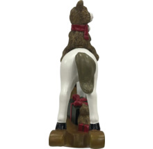 Dekoratívna vianočná figúrka: Medvedík na hojdacom koni s darčekom