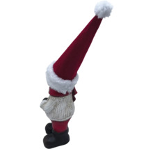 Vianočný škriatok s červenou čiapkou ako záhradná dekorácia