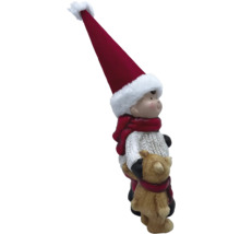 Dekoratívna figúrka chlapca s medvedíkom a vianočnou čiapkou