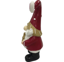 Záhradný trpaslík s červenou čiapkou a čiernymi topánkami