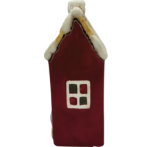 Dekoratívna figúrka domu s oknom a zasneženou strechou