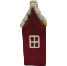 Dekoratívna figúrka domu so snehom na streche a oknom