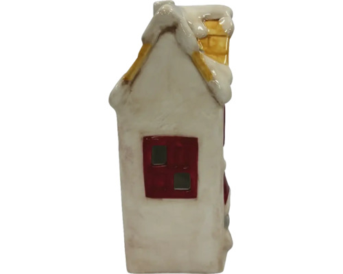 Dekoratívny keramický dom so snehom na streche a komínom.