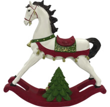 Dekoratívny hojdací kôň s vianočným stromčekom pre sviatočnú atmosféru