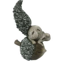 Dekoratívna figúrka veveričky z umelého kameňa sediacej na žaludi