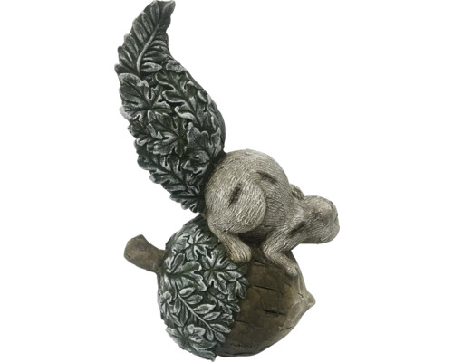 Dekoratívna figúrka veveričky z umelého kameňa sediacej na žaludi