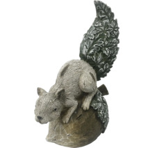 Dekoratívna figúrka veveričky na orechu do záhrady