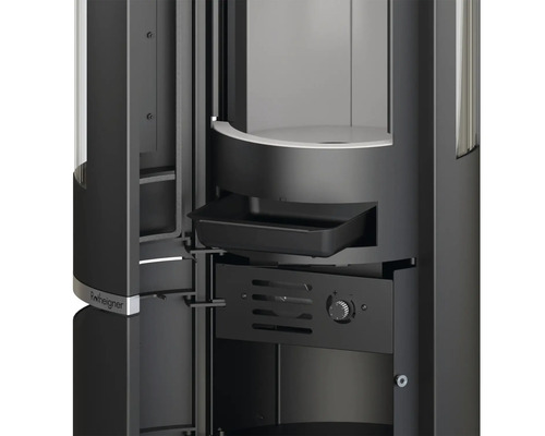 Detailný pohľad na krbové kachle s ohniskom, popolníkom a ovládacími prvkami