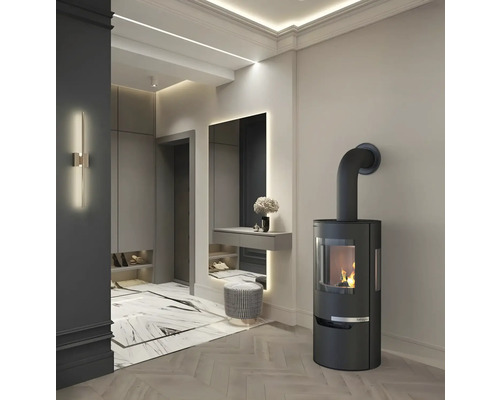 Elegantný interiér s kachľami, zrkadlom a stoličkou vo svetlej miestnosti.