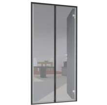 Sieťové dvere s rámom a otvorenými dverami