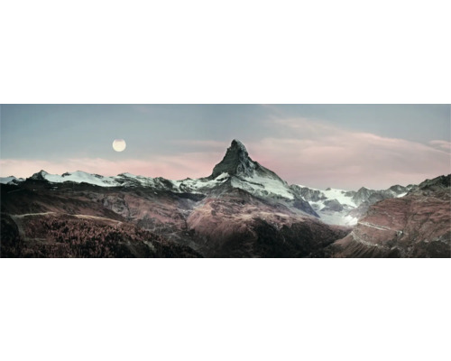 Panoramatický pohľad na Matterhorn so zasneženými vrcholmi