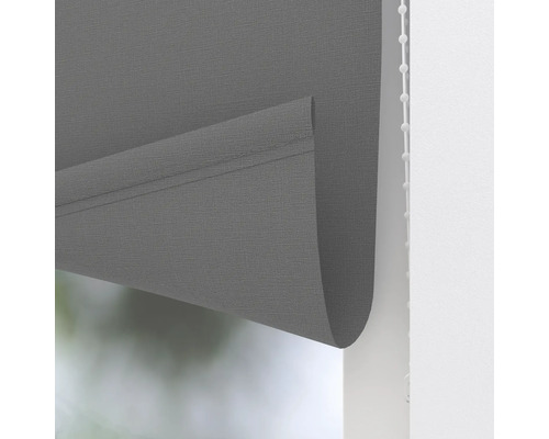 Sivá roleta s retiazkovým ovládaním na dekoráciu okien