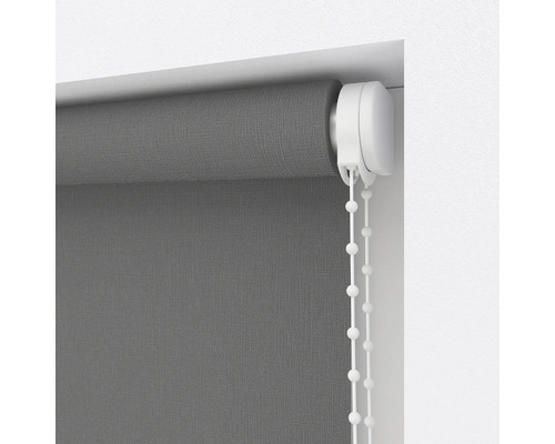 Sivá roleta s retiazkovým ovládaním na dekoráciu okien
