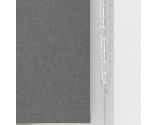 Sivá roleta s retiazkovým ovládaním pri okne