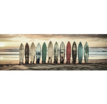 Rad surfových dosiek stojí na pláži.