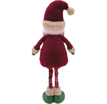 Pohľad zozadu na ozdobnú figúrku Santa Clausa s červeným kabátom, károvanými nohavicami a čiapkou