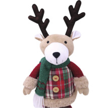 Plyšová figúrka soba so šálom a kockovanou košeľou ako vianočná dekorácia