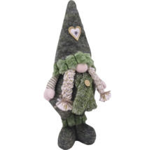 Dekoratívny vianočný škriatok s čiapkou a šálom.