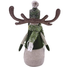 Dekoratívny los s čiapkou a šálom ako vianočná dekorácia