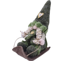 Dekoratívna figúrka ako škriatok na saniach s aplikáciou srdca na čiapke