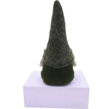 Dekoratívny trpaslík s dlhým klobúkom, pohľad zozadu