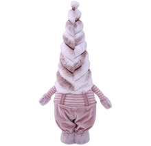 Dekoratívny trpaslík s kožušinovou čiapkou a pruhovaným topom ako vianočná dekorácia