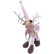 Dekoratívny los so šálom a čiapkou na vianočné obdobie