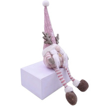 Dekoratívny vianočný škriatok s čiapkou, bradou a parožím sedí na kocke