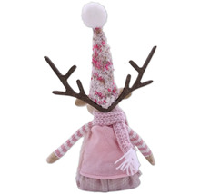 Dekoratívna figúrka soba s čiapkou a šálom ako vianočná ozdoba