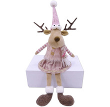 Dekoratívny sob s čiapkou a šaty ako vianočná dekorácia