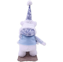 Dekoratívna figúrka medveďa s čiapkou a vestou ako sezónna dekorácia