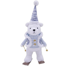 Dekoratívny ľadový medveď s čiapkou, šálom a lyžami ako vianočná dekorácia.