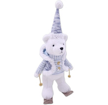 Dekoratívny ľadový medveď s čiapkou a lyžami ako vianočná dekorácia