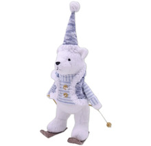 Dekoratívny plyšový medveď s čiapkou a lyžami ako vianočná dekorácia