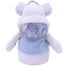 Pohľad zozadu na plyšového medvedíka s kapucňou ako obal na fľašu