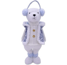 Dekoratívny ľadový medveď s chráničmi sluchu a svetrom ako vianočná dekorácia